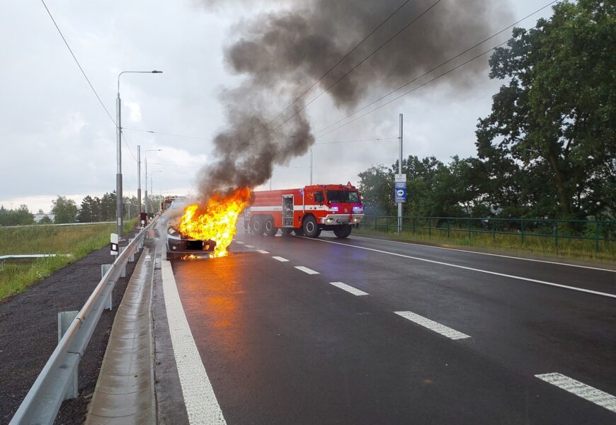 Hořící automobily. Hasiči vyjíždí stále častěji. Známe jejich doporučení Hořící automobily. Hasiči vyjíždí stále častěji. Známe jejich doporučení