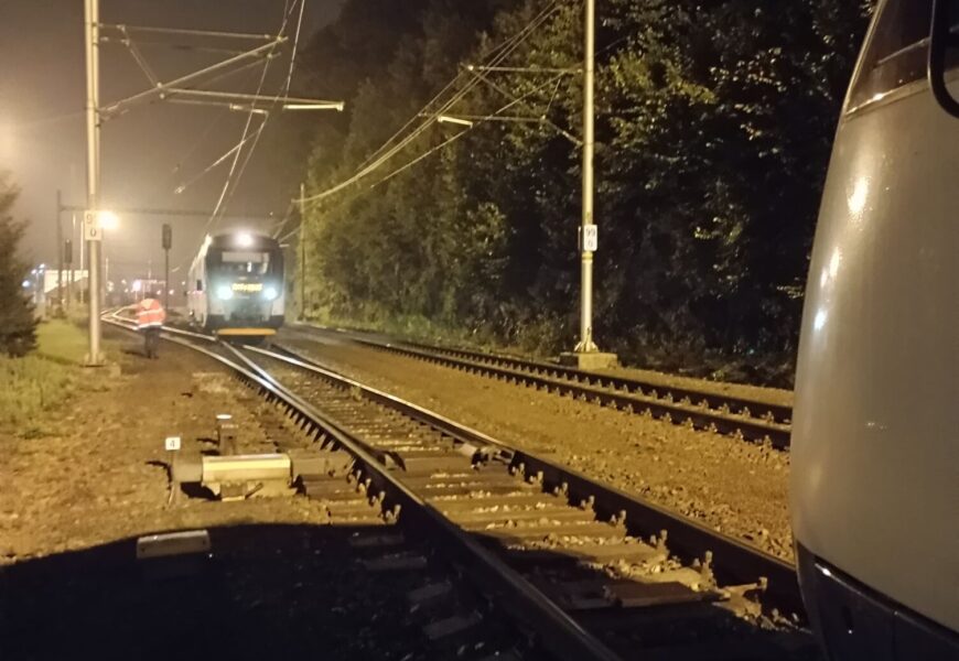 Na trati v Jablonném nad Orlicí jely dva vlaky po jedné koleji Na trati v Jablonném nad Orlicí jely dva vlaky po jedné koleji