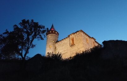 Hradozámecká noc a nasvícený hrad Kunětická hora
