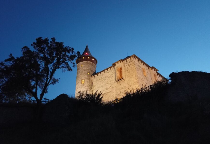 Hradozámecká noc a nasvícený hrad Kunětická hora Hradozámecká noc a nasvícený hrad Kunětická hora