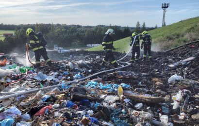 Na skládce v Nasavrkách hořelo. Na místě zasahovalo pět jednotek hasičů Na skládce v Nasavrkách hořelo. Na místě zasahovalo pět jednotek hasičů