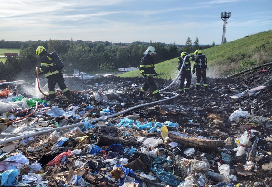 Na skládce v Nasavrkách hořelo. Na místě zasahovalo pět jednotek hasičů
