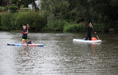Noční Labe patřilo paddleboardistům. Plulo se z Kunětic k parku Na Špici Noční Labe patřilo paddleboardistům. Plulo se z Kunětic k parku Na Špici