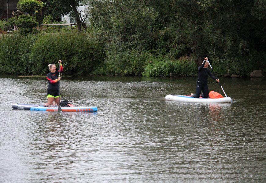 Noční Labe patřilo paddleboardistům. Plulo se z Kunětic k parku Na Špici Noční Labe patřilo paddleboardistům. Plulo se z Kunětic k parku Na Špici