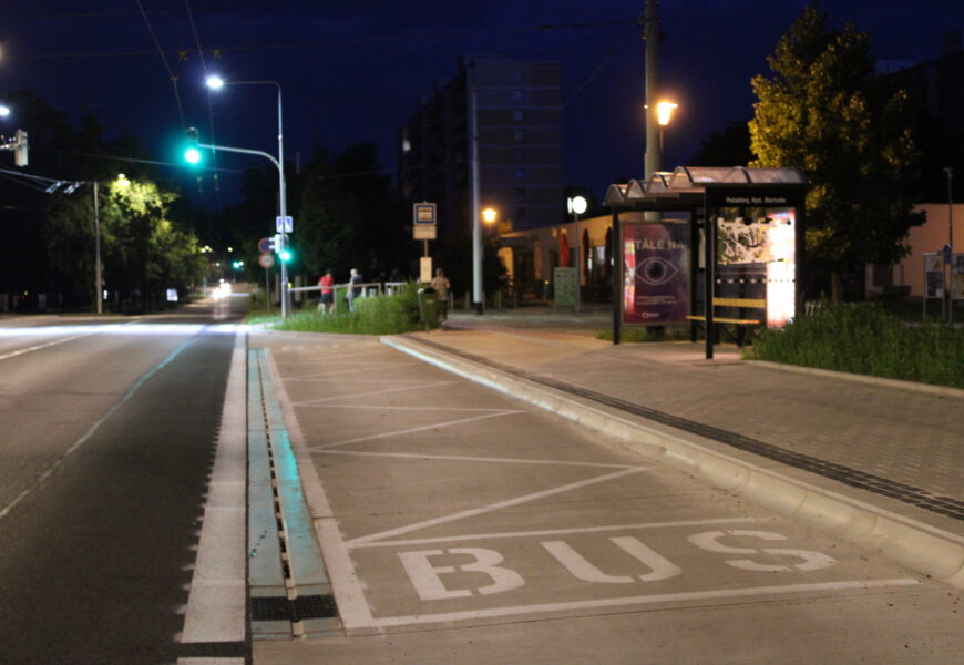 Zastávka Kpt. Bartoše v Polabinách prošla rekonstrukcí. Přináší moderní a bezpečné zázemí pro cestující