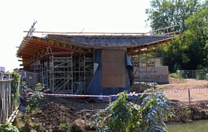 Komplikace na severovýchodním obchvatu pokračují. K zemi šla část nového mostu