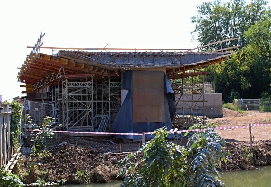 Komplikace na severovýchodním obchvatu pokračují. K zemi šla část nového mostu