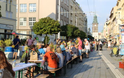 Stůl na míru zaplnil pardubický bulvár. Letos nechyběla ani novinka Stůl na míru zaplnil pardubický bulvár. Letos nechyběla ani novinka
