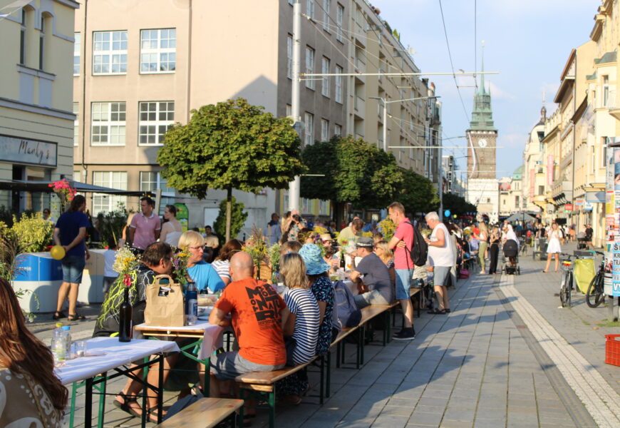 Stůl na míru zaplnil pardubický bulvár. Letos nechyběla ani novinka