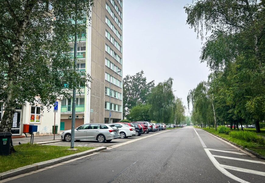 Lepší parkování v ulici Závodu Míru. Přibyla i nová parkovací místa 