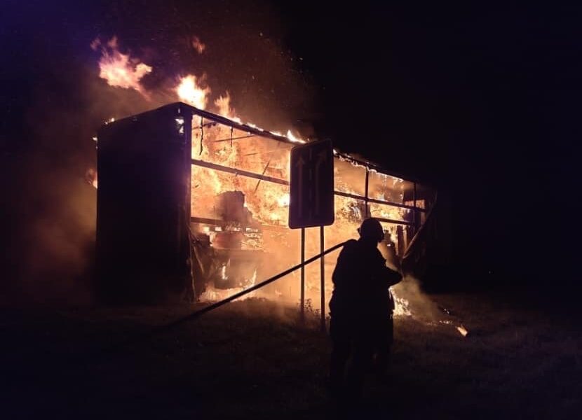 V Litomyšli hořel návěs kamionu. Požár zastavil provoz na silnici