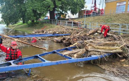 Hasiči odstraňovali naplaveniny u mola parníku Arnošt. Dostalo se jim překvapení od babičky s vnukem