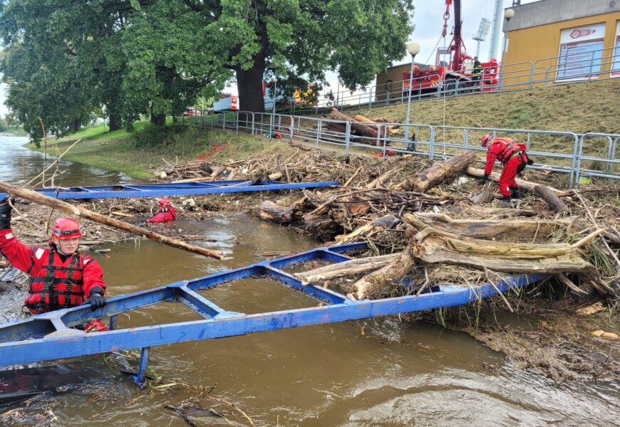 Hasiči odstraňovali naplaveniny u mola parníku Arnošt. Dostalo se jim překvapení od babičky s vnukem