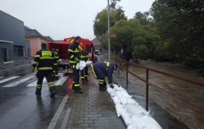 VIDEO: V Luži a na dalších 5 místech v kraji platí třetí  povodňové stupně. V Nemošicích byli obyvatelé informováni o přípravě na případnou evakuaci