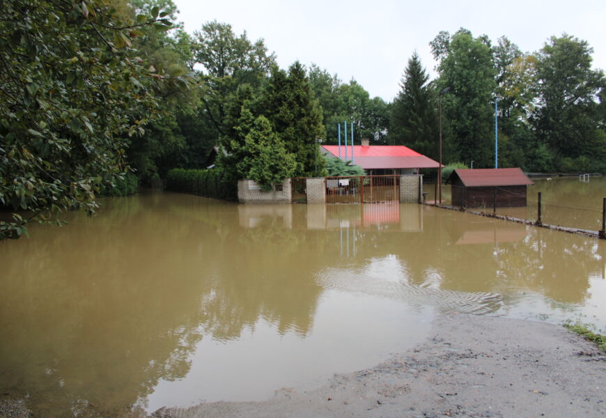 VIDEO: Velká voda zaplavuje Pardubice