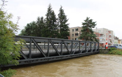 VIDEO: Velká voda dorazila do Pardubic. Uzavřela i most Kapt. Bartoše