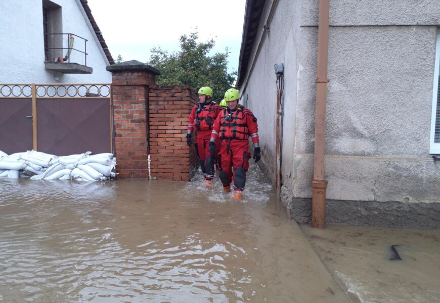 Povodeň hasiče nezastavila. Plné ruce práce měli i u dalších výjezdů