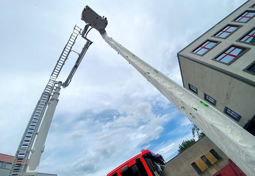 Hasičům v Pardubicích slouží evakuační rukáv