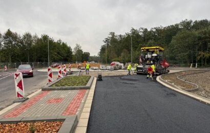 Stavba kruháku u Spojila finišuje. Pokládají se poslední vrstvy asfaltu