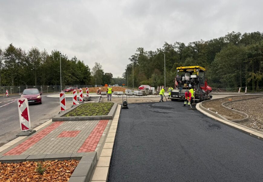 Stavba kruháku u Spojila finišuje. Pokládají se poslední vrstvy asfaltu