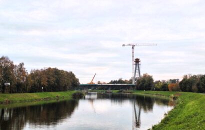 Stavbaři v Pardubicích budují dominantu lanového mostu
