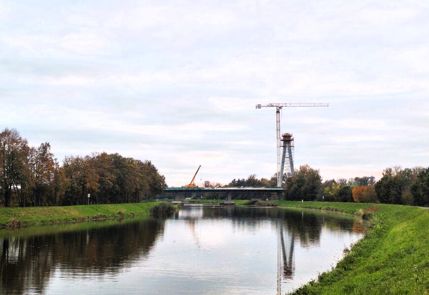 Stavbaři v Pardubicích budují dominantu lanového mostu