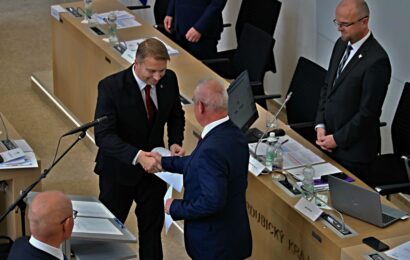 VIDEO: V Pardubickém kraji složili noví krajští zastupitelé slib. Hejtmanem je opět Martin Netolický VIDEO: V Pardubickém kraji složili noví krajští zastupitelé slib. Hejtmanem je opět Martin Netolický