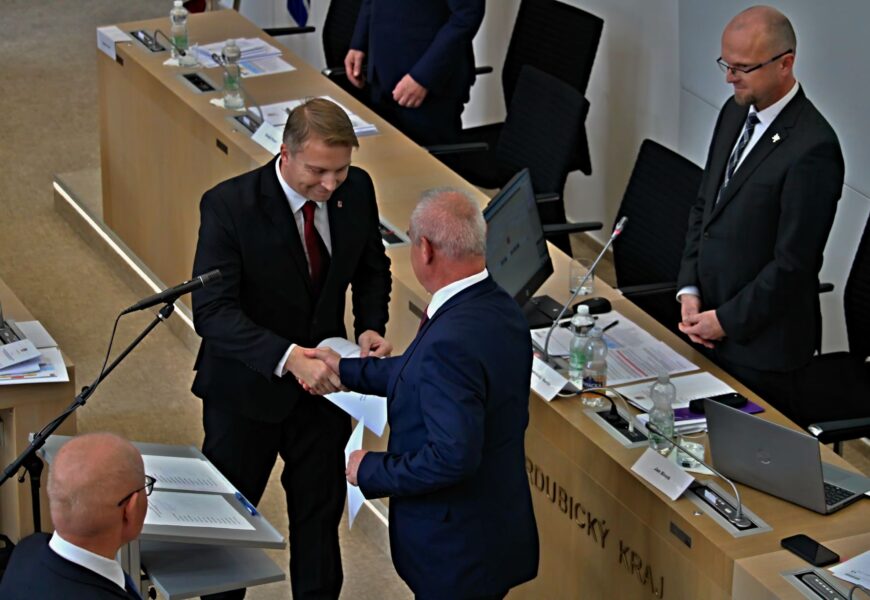 VIDEO: V Pardubickém kraji složili noví krajští zastupitelé slib. Hejtmanem je opět Martin Netolický VIDEO: V Pardubickém kraji složili noví krajští zastupitelé slib. Hejtmanem je opět Martin Netolický