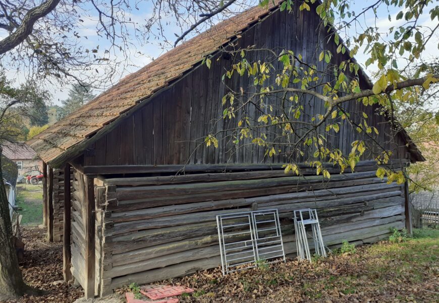 VIDEO: Transport stodoly čeká skanzen na Veselém Kopci