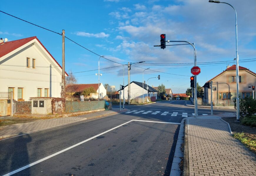 V Ostřešanech mají opravenou silnici. Přibyly i nové semafory