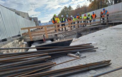 Rekonstrukce Wonkova mostu je v plném proudu. První nová lana už jsou na svém místě