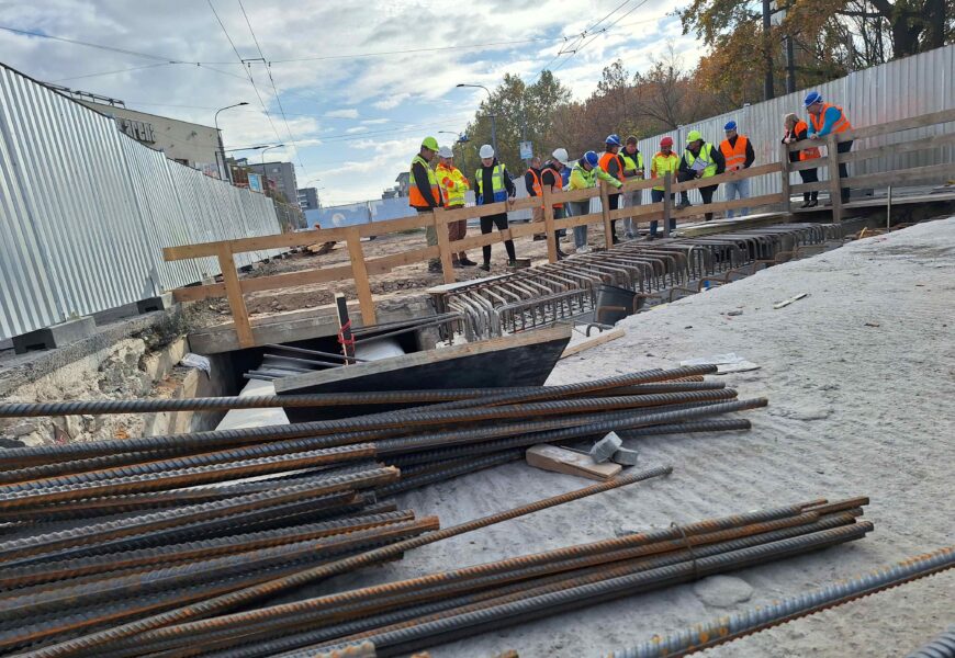 Rekonstrukce Wonkova mostu je v plném proudu. První nová lana už jsou na svém místě