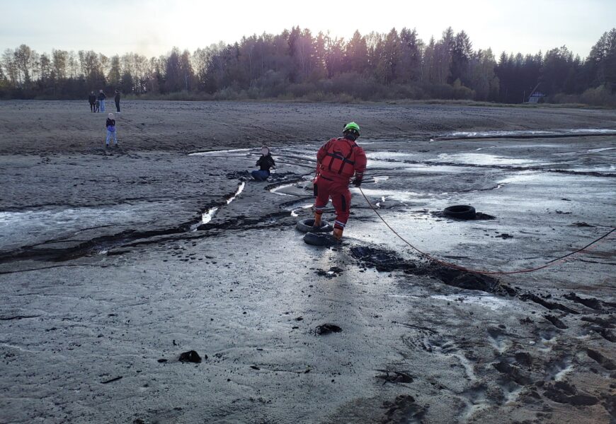 Hasiči o víkendu zachraňovali dítě z vypuštěné Sečské přehrady