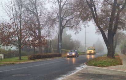 Hustá mlha zahalila Pardubický kraj. Silničáři hlásí první výjezdy