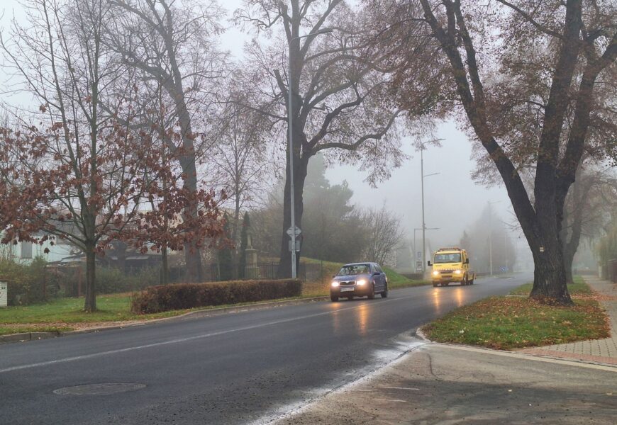 Hustá mlha zahalila Pardubický kraj. Silničáři hlásí první výjezdy Hustá mlha zahalila Pardubický kraj. Silničáři hlásí první výjezdy