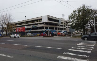 VIDEO: Nový parkovací dům u arény finišuje. Víme kolik bude stát parkovné