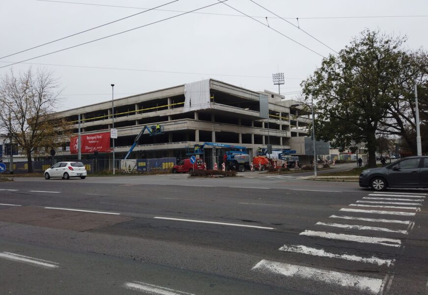 VIDEO: Nový parkovací dům u arény finišuje. Víme kolik bude stát parkovné