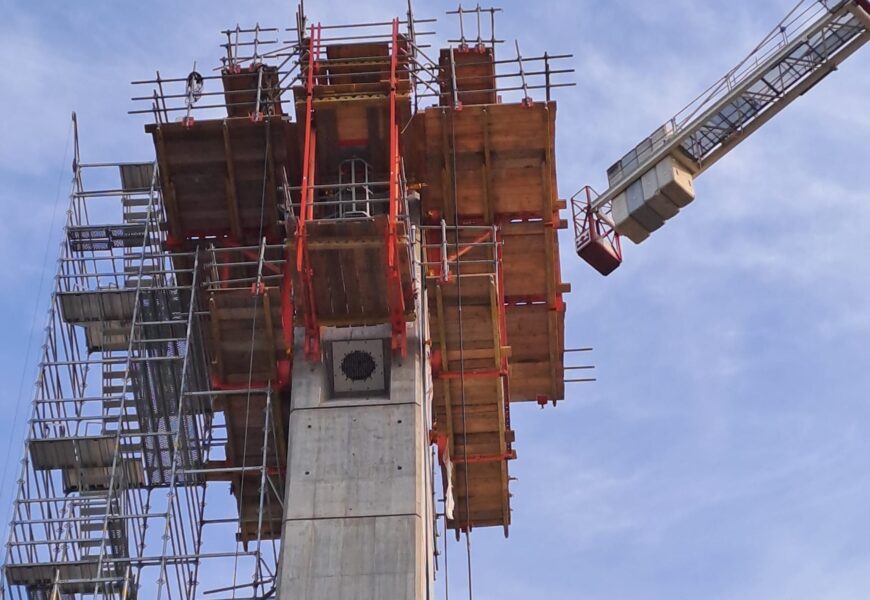 Stavba severovýchodního obchvatu pokračuje. Nad Labem se už tyčí pylon mostu