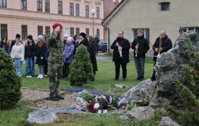VIDEO: Ve Slatiňanech si připomněli válečné veterány