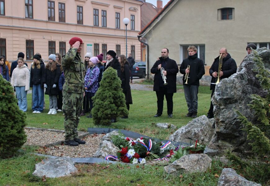 VIDEO: Ve Slatiňanech si připomněli válečné veterány