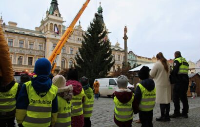 Vánoční strom v Pardubicích už stojí. Chybět nebude ani překvapení