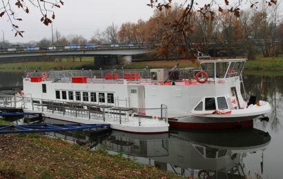 VIDEO: Výletní loď Arnošt po dvou letech zakotvila v Pardubicích