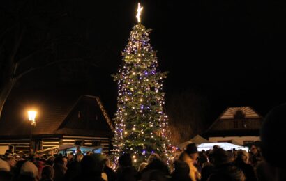 VIDEO: Už svítí! Vánoční strom na Betlémě v Hlinsku se rozzářil