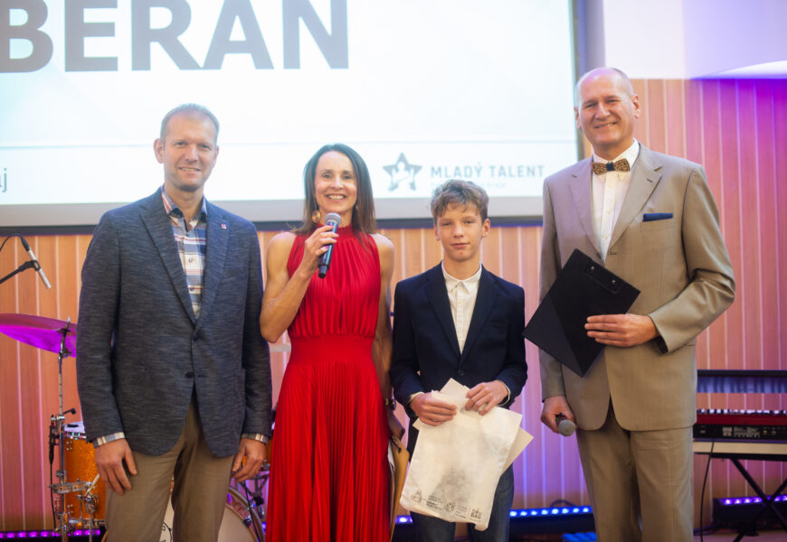 Pardubický kraj ocenil v sále vlakového nádraží v Pardubicích 31 Mladých talentů