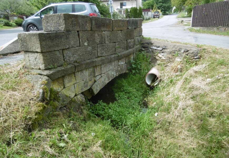 Mostek v Semaníně, jež je památkové chráněný je v provozu