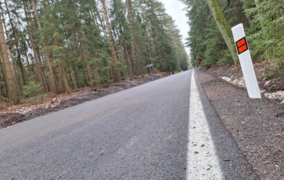 Konec výmolů. Silnice u Borohrádku prošla opravou