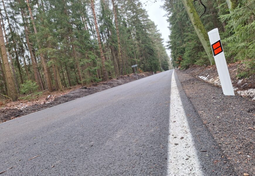 Konec výmolů. Silnice u Borohrádku prošla opravou