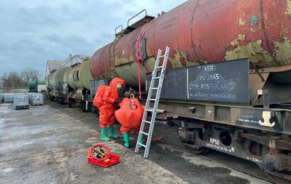 V Přelouči unikala nafta z cisterny. Na místě cvičně zasahoval protichemický automobil hasičů