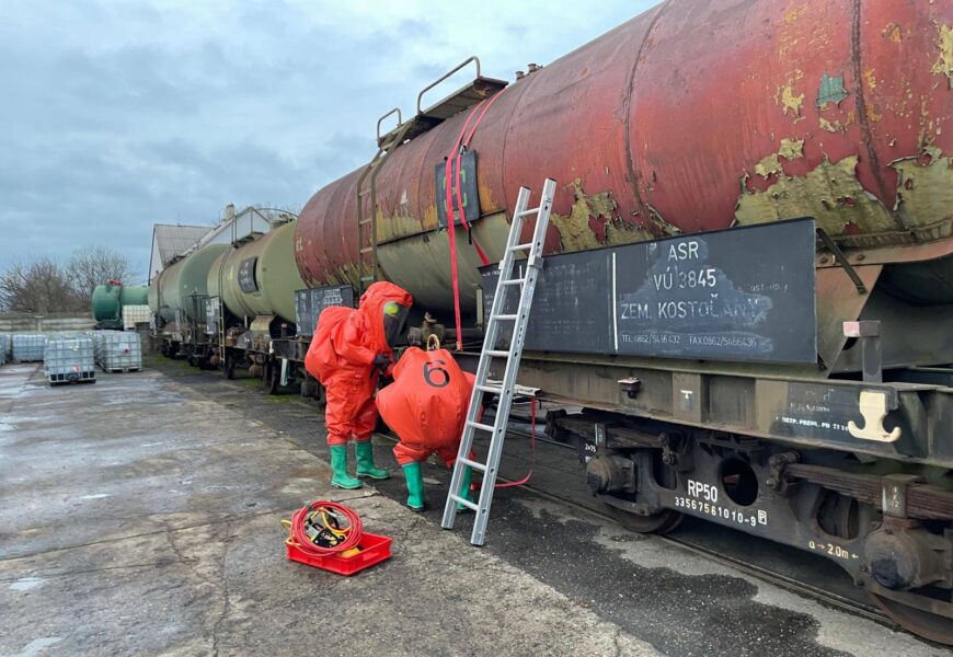 V Přelouči unikala nafta z cisterny. Na místě cvičně zasahoval protichemický automobil hasičů