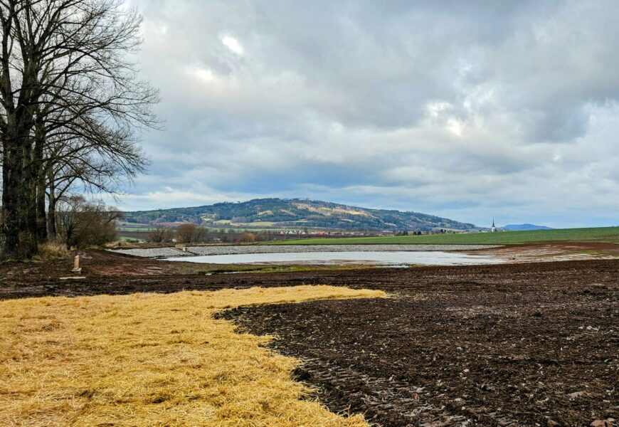 Dvouhektarová nádrž u Biskupic má zlepšit vodní režim Malé Hané